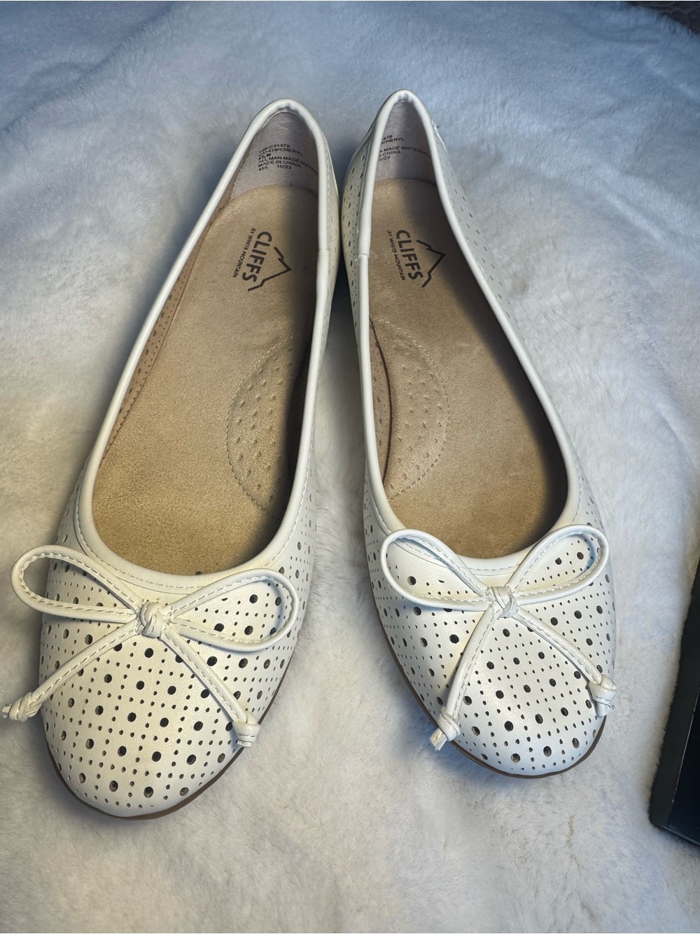 Cliffs by WHITE MOUNTAIN White Perforated Bow Ballet Flats Size 9.5
